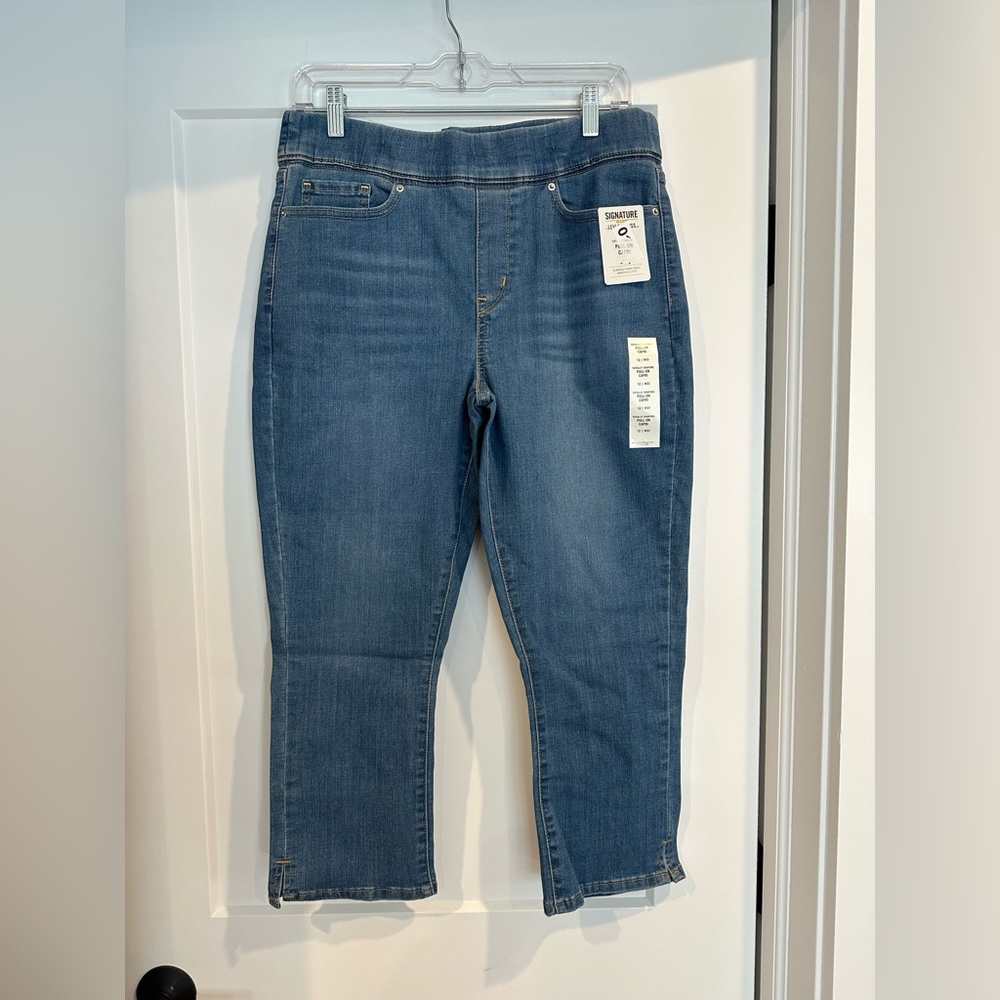 Levi’s totally shaping pull-on capri - Picture 2 of 6